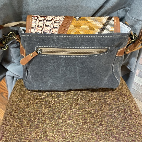 ****PRICE DROP****  NWT MYRA MESSENGER BAG - Picture 2 of 10